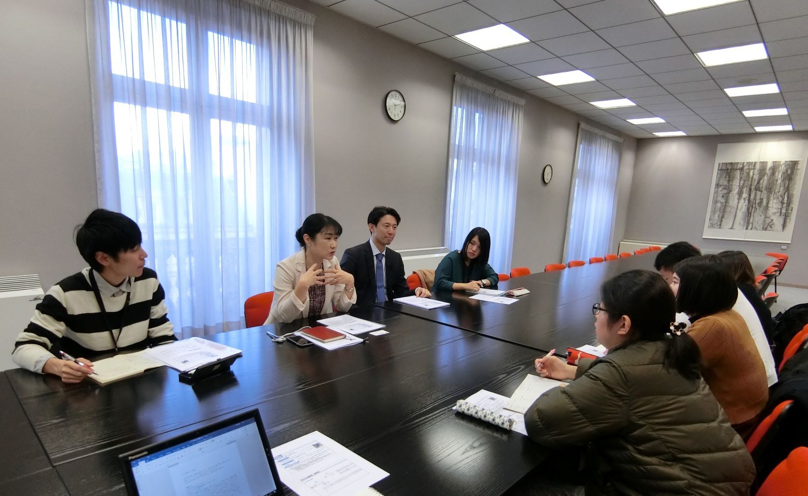 （写真）2019年2月11日、西南学院大学学生団の方々が、当OECD日本政府代表部を訪問した様子