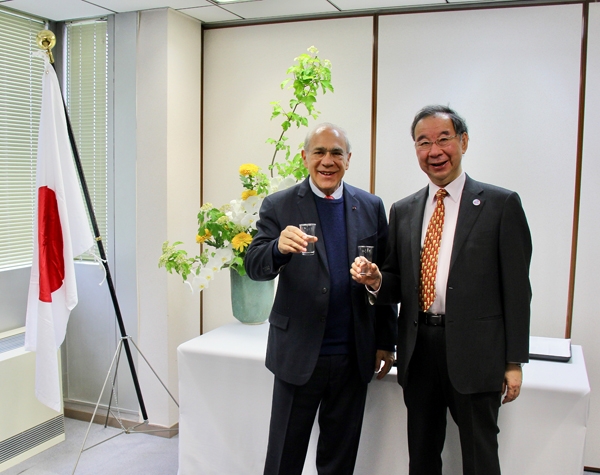 天皇陛下の御即位に伴い、グリアOECD事務総長、ビロルIEA事務局長がOECD代表部を訪問し、記帳を行いました。 | OECD日本政府代表部