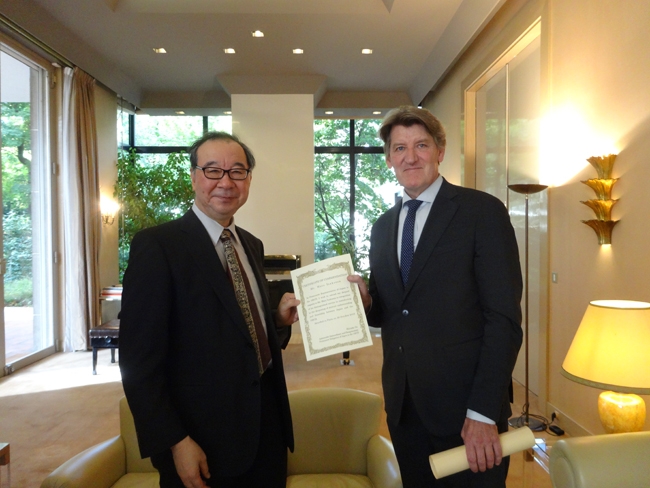 (photo)Certificate of Commendation Ceremony for Mr. Mats Isaksson, Head of Corporate Governance and Corporate Finance Division, Directorate for Financial and Enterprise Affairs, OECD (28 October, 2019)