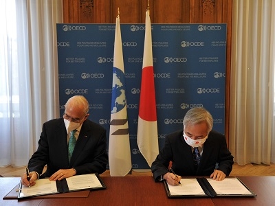 (写真)日本国における経済協力開発機構の特権及び免除に関する日本国政府と経済協力開発機構との間の協定の規定の適用範囲に関する交換公文を改正する書簡の交換