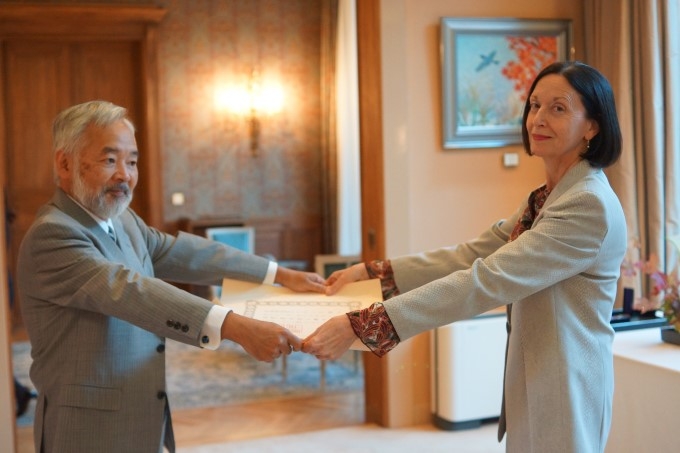 (photo)Conferment of Decoration (The Order of the Sacred Treasure, Gold and Silver Rays) for Ms. Catherine Van Becelaere, former local employee, Permanent Delegation of Japan to the OECD (29 September, 2022)