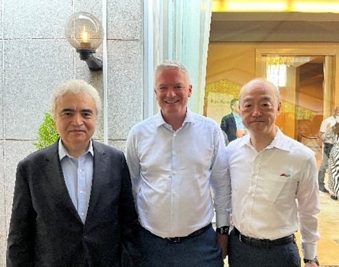 (写真)新美大使、コーマン事務総長及びビロルIEA事務局長
