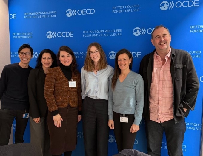（写真）EBRD、FAO、OECDの同僚と、パリでのブレインストーミングセッションにて。写真提供：OECD