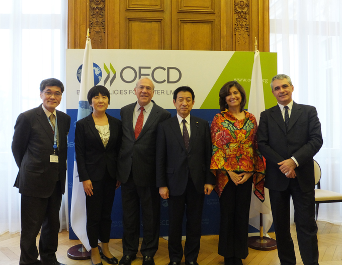 塩崎厚生労働大臣（中央右）とグリアOECD事務総長（中央左）、鈴木OECD代表部臨時代理大使（左端）