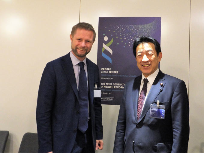 塩崎厚生労働大臣とノルウェー・ホイエ保健大臣